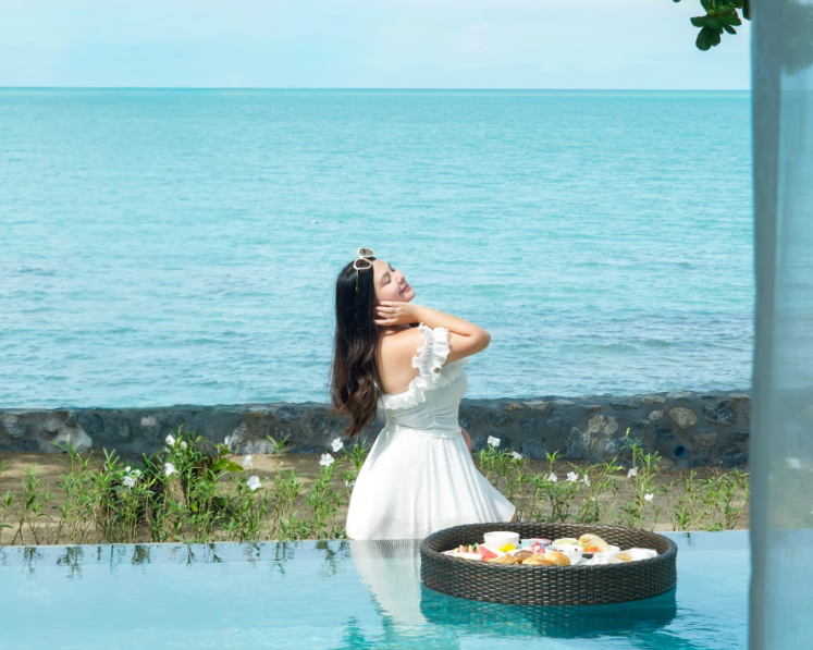 Decoding Low-Key Luxury: Where Contemporary Villa Living Melds with Tropical Flora